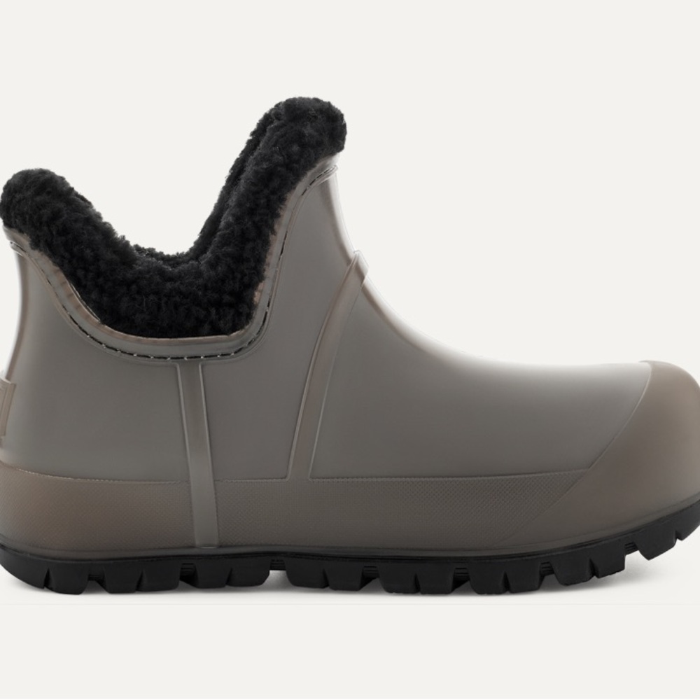 UGG Raincloud Clear Waterproof Boot, size 7, cozy and warm